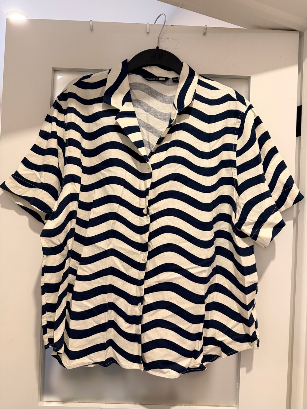 Marimekko/ Uniqlo Wavy Stripe Short Sleeve Shirt in Navy and White sz XL